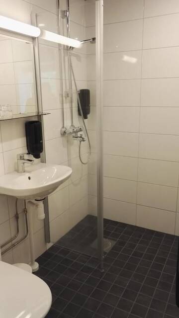 Фото номера Двухместный номер с 2 отдельными кроватями Курортные отели Lomakeskus Revontuli г. Ханкасалми 4