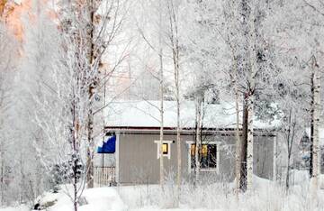 Фото номера Коттедж - Auroramökki Шале Lomakeskus Revontuli Cottages г. Ханкасалми 2